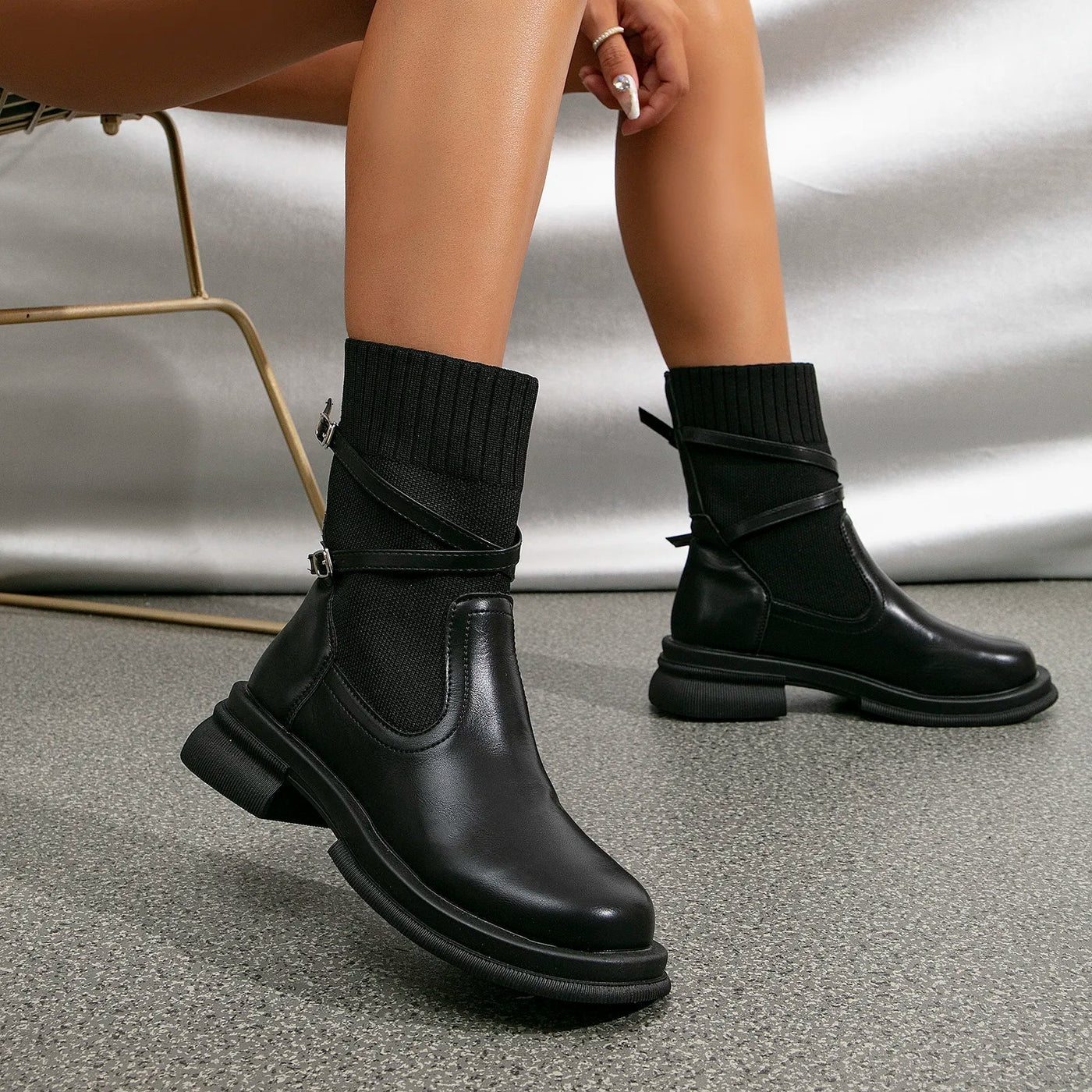 Heike - Modne buty na średnim obcasie z okrągłym noskiem i jedną klamrą