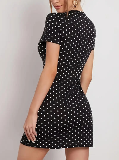 Czarna sukienka bodycon w kropki - z krótkim rękawem, elegancka i swobodna