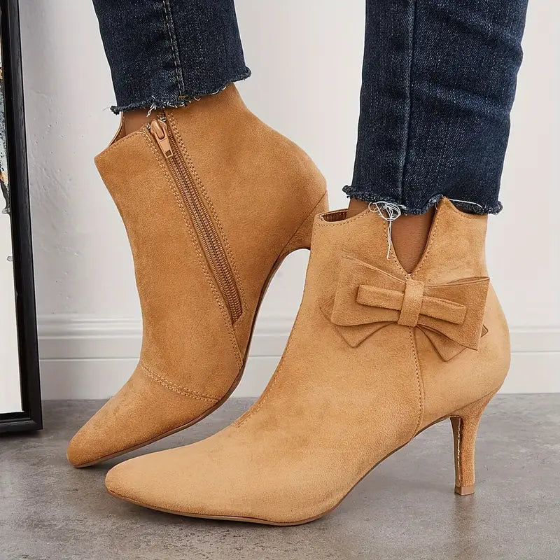 Buty na szpilce z kokardką i szpiczastym noskiem