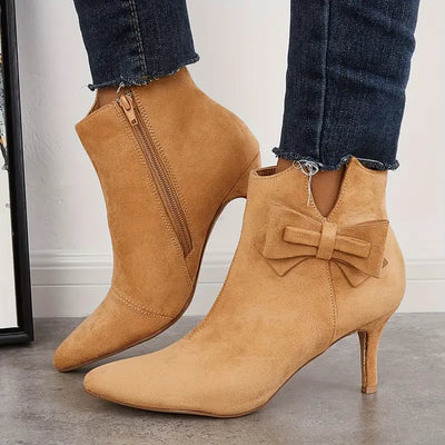 Buty na szpilce z kokardką i szpiczastym noskiem