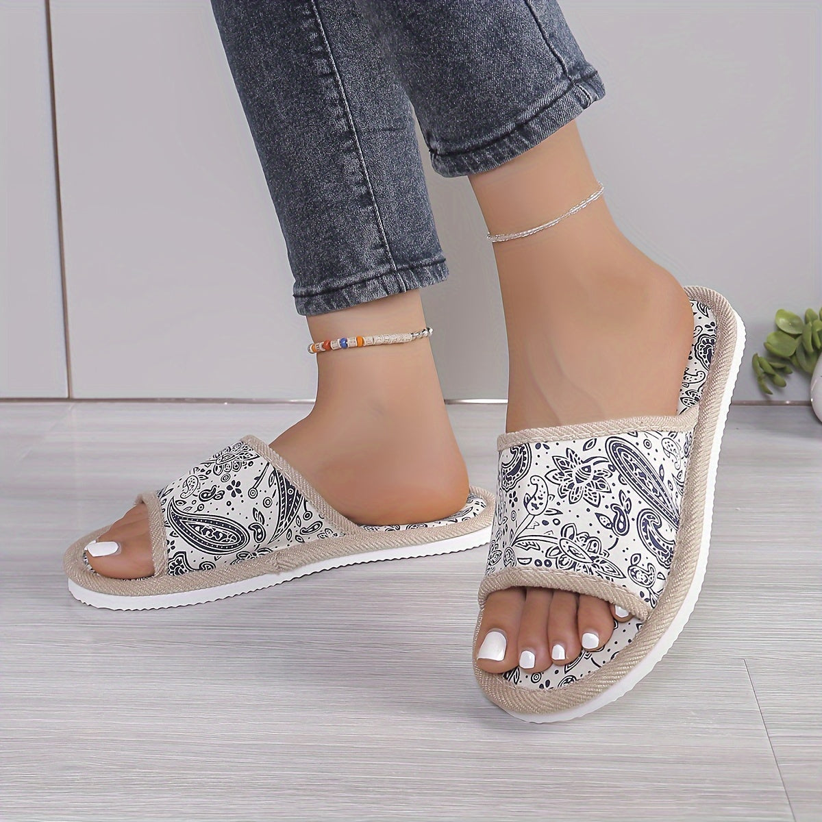 Letnie kapcie damskie - Lekkie, kolorowe kapcie z wzorem paisley