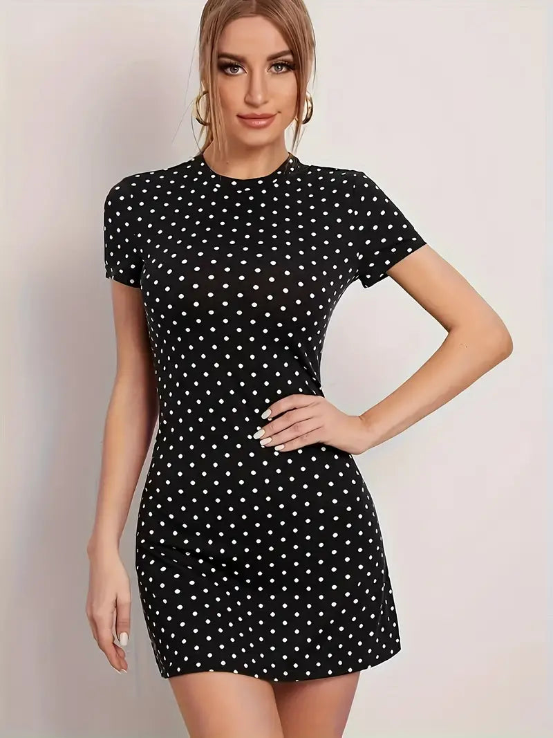 Czarna sukienka bodycon w kropki - z krótkim rękawem, elegancka i swobodna