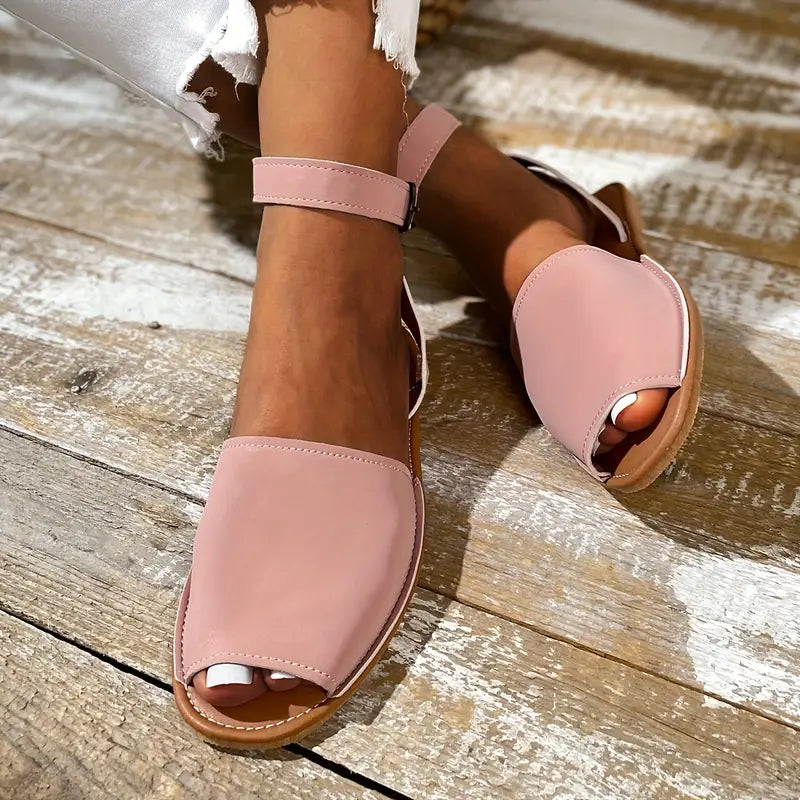 Płaskie sandały typu peep toe z swobodną klamrą