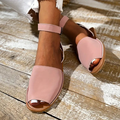 Płaskie sandały typu peep toe z swobodną klamrą