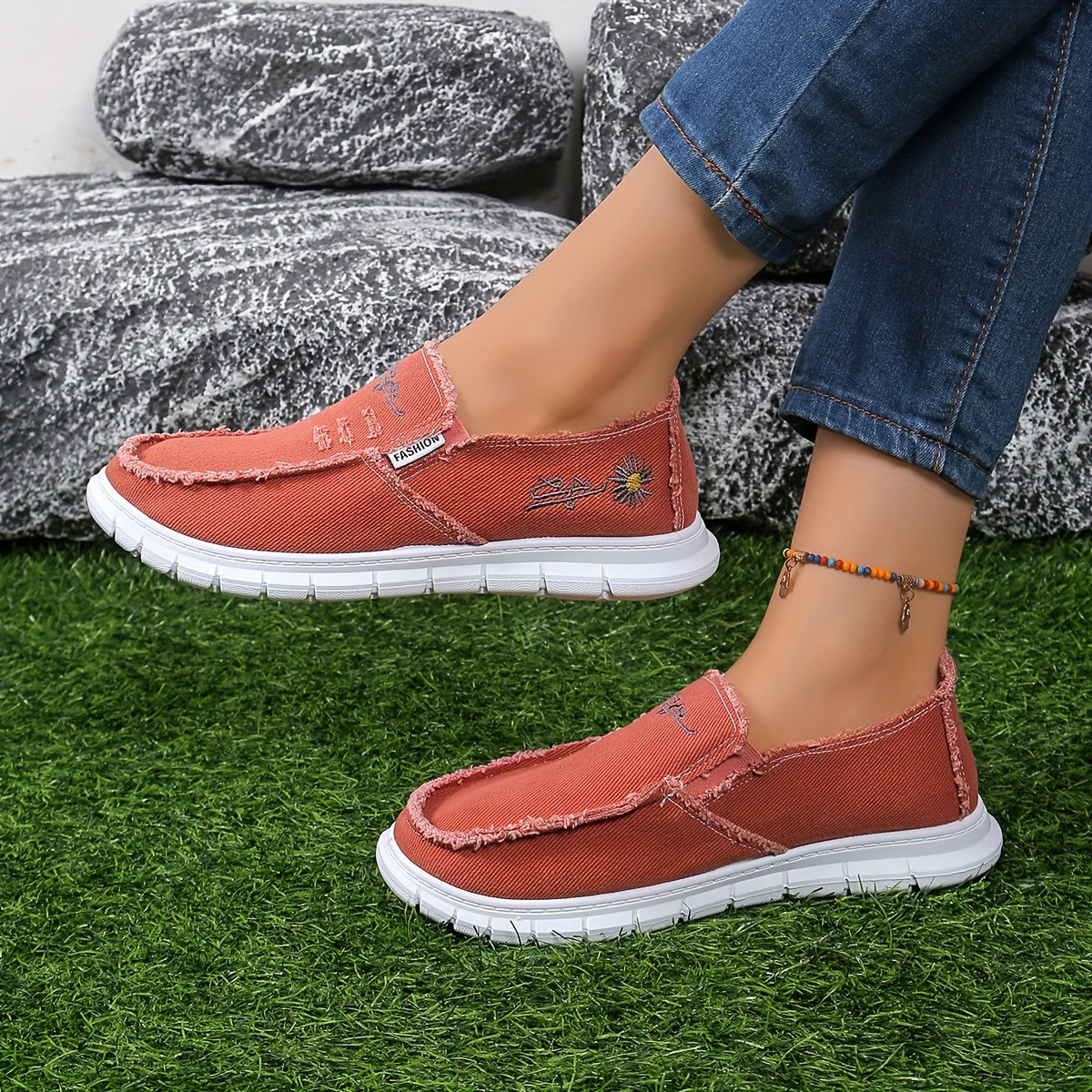 Letnie loafersy damskie - jeansowe loafersy z haftem w stokrotki