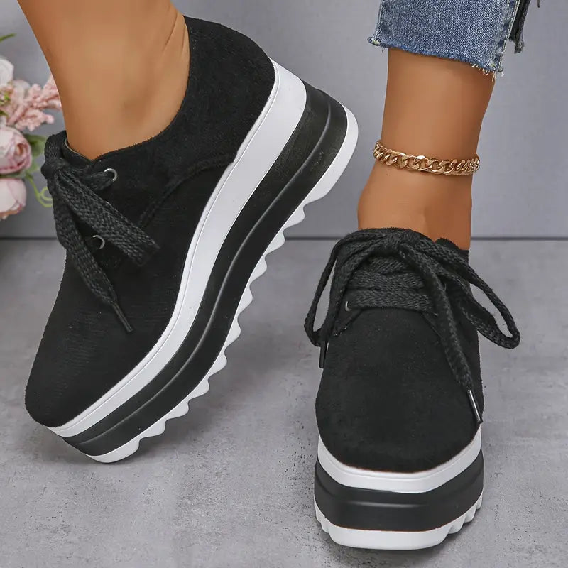 Buty w geometryczne wzory na koturnie
