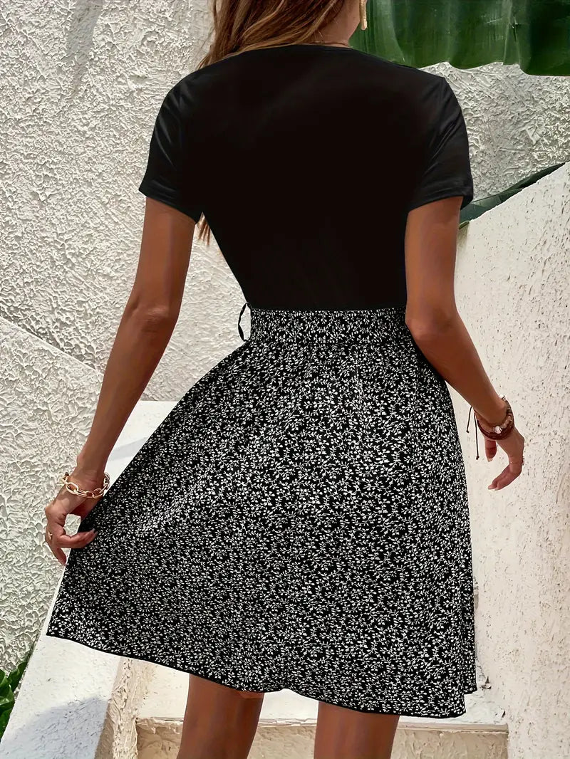Letnia sukienka w kwiaty z paskiem Elegancka sukienka z krótkim rękawem