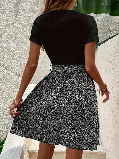 Letnia sukienka w kwiaty z paskiem Elegancka sukienka z krótkim rękawem