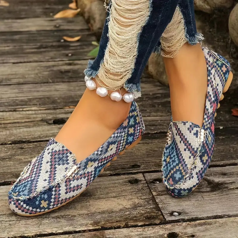 Klasyczne buty wsuwane z zamkniętym noskiem i nadrukiem