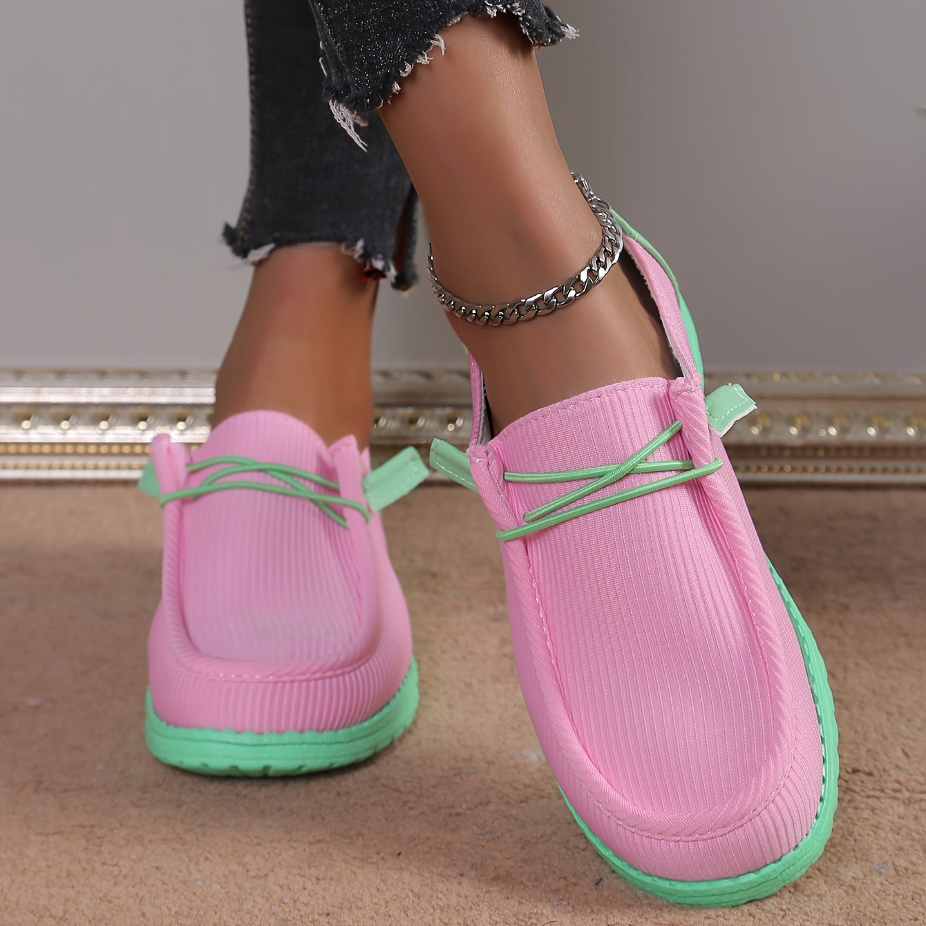 Letnie loafersy damskie - modne buty wsuwane w kontrastowych kolorach