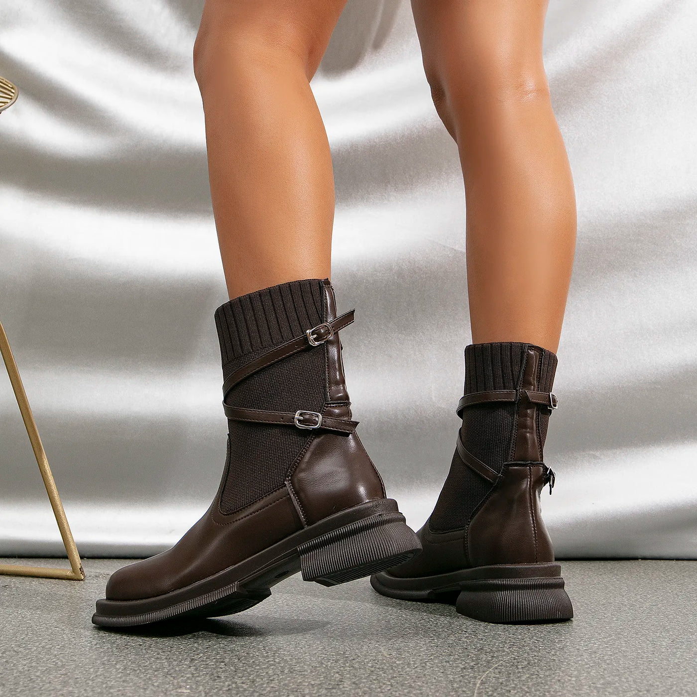 Heike - Modne buty na średnim obcasie z okrągłym noskiem i jedną klamrą