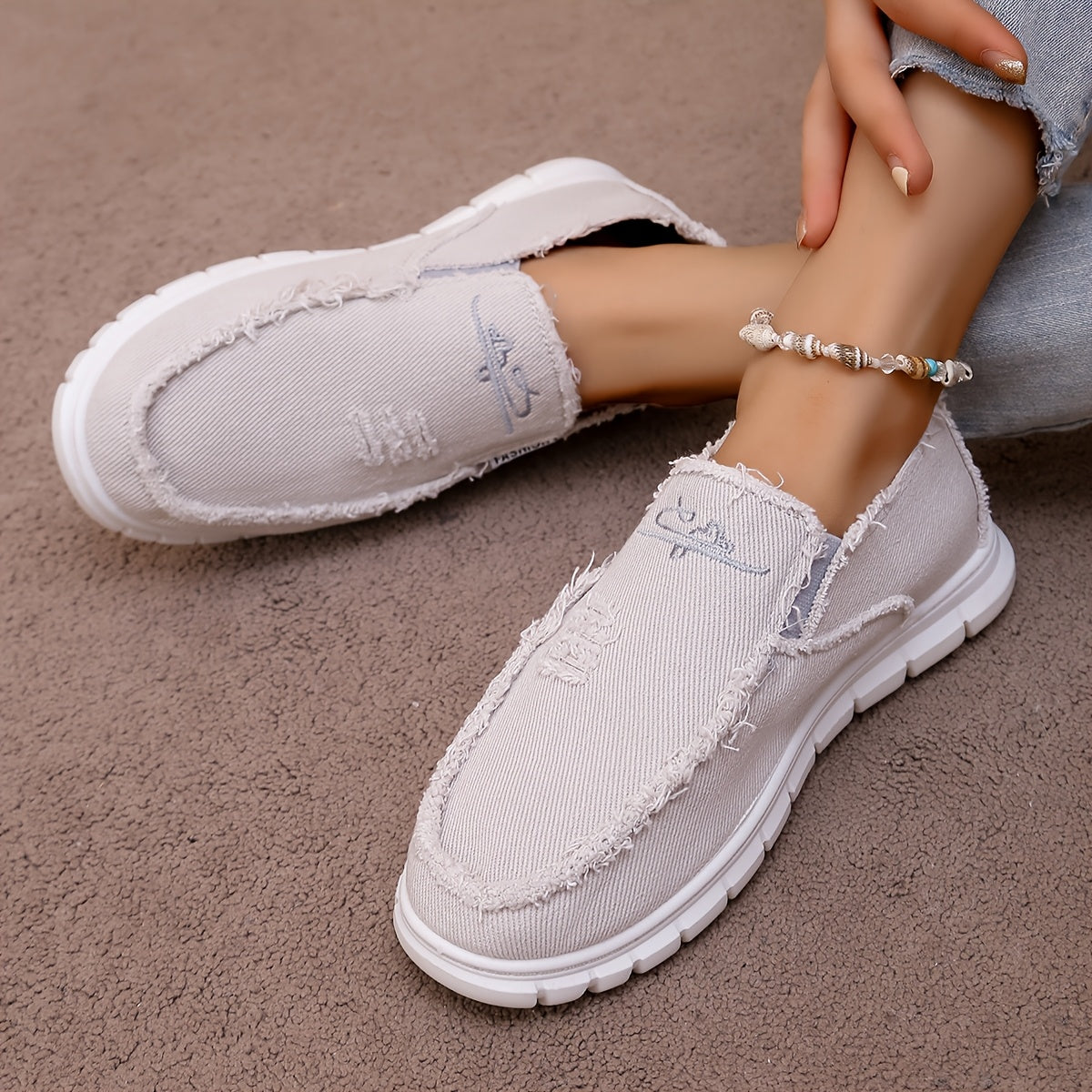 Letnie loafersy damskie - jeansowe loafersy z haftem w stokrotki