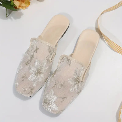 Eleganckie, haftowane buty wsuwane