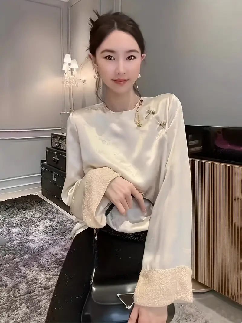 Beigefarbene Jacquard-Bluse mit Perlmuttknöpfen und Pailletten
