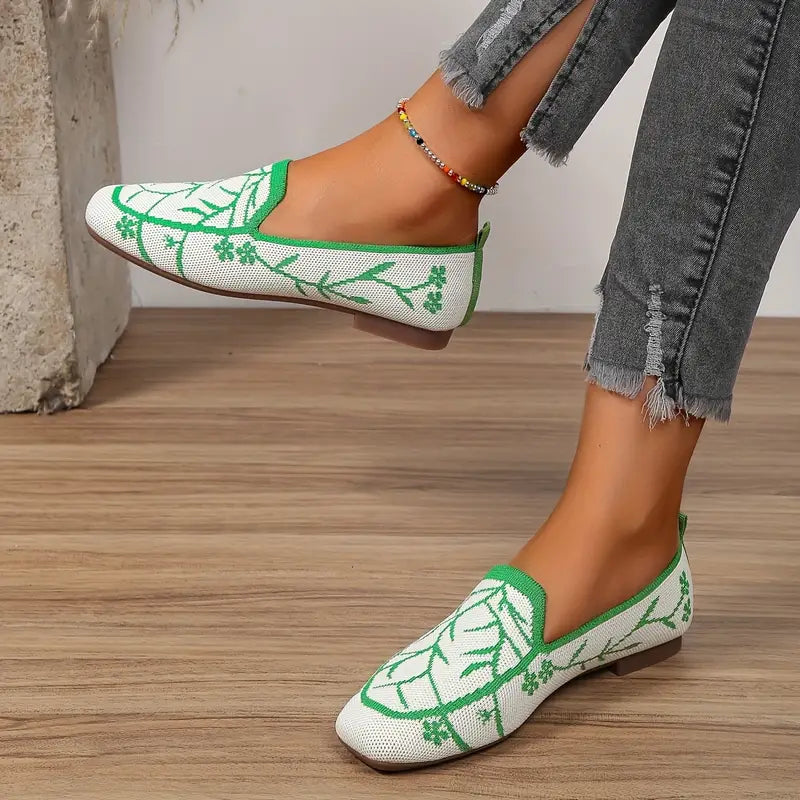 Płaskie buty wsuwane z dzianiny z kwiatowym wzorem