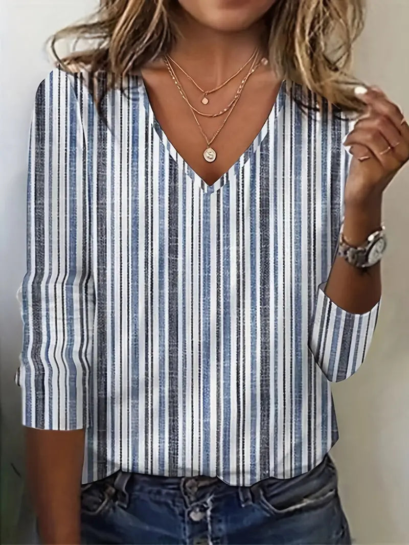 T-shirt o swobodnym kroju z półrękawami, eleganckim nadrukiem w paski i dekoltem w kształcie litery V