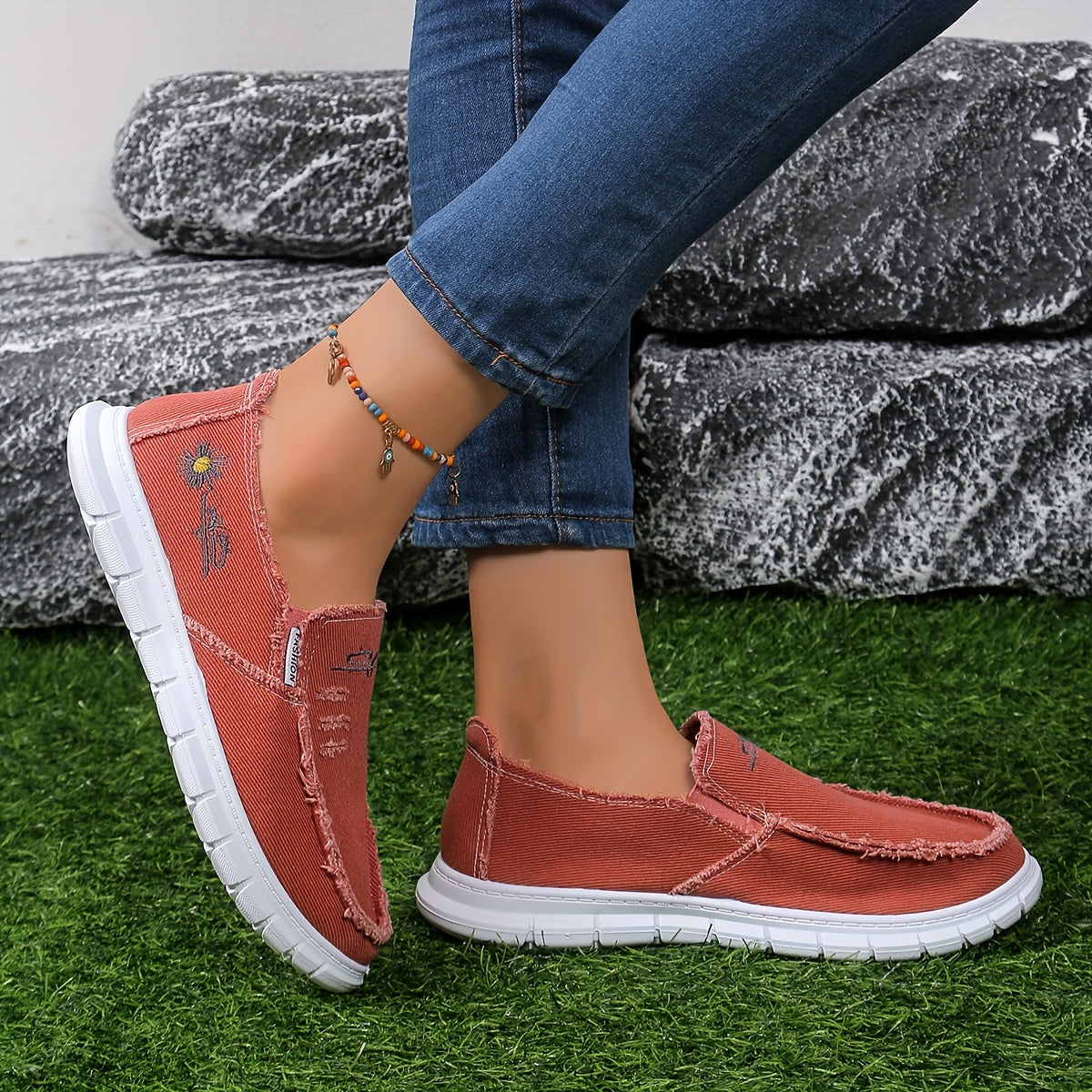 Letnie loafersy damskie - jeansowe loafersy z haftem w stokrotki