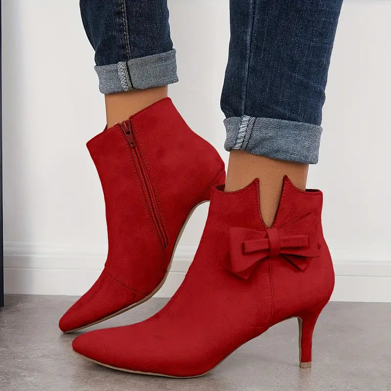 Buty na szpilce z kokardką i szpiczastym noskiem