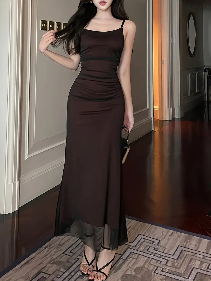 Sukienka midi w stylu glamour bez rękawów