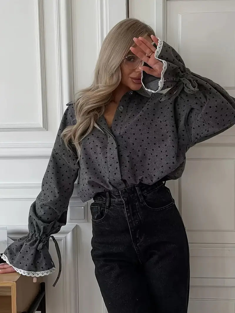 Bluzka damska z nadrukiem serca - Elegancki krój, jednorzędowa