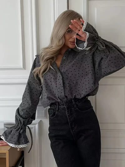 Bluzka damska z nadrukiem serca - Elegancki krój, jednorzędowa
