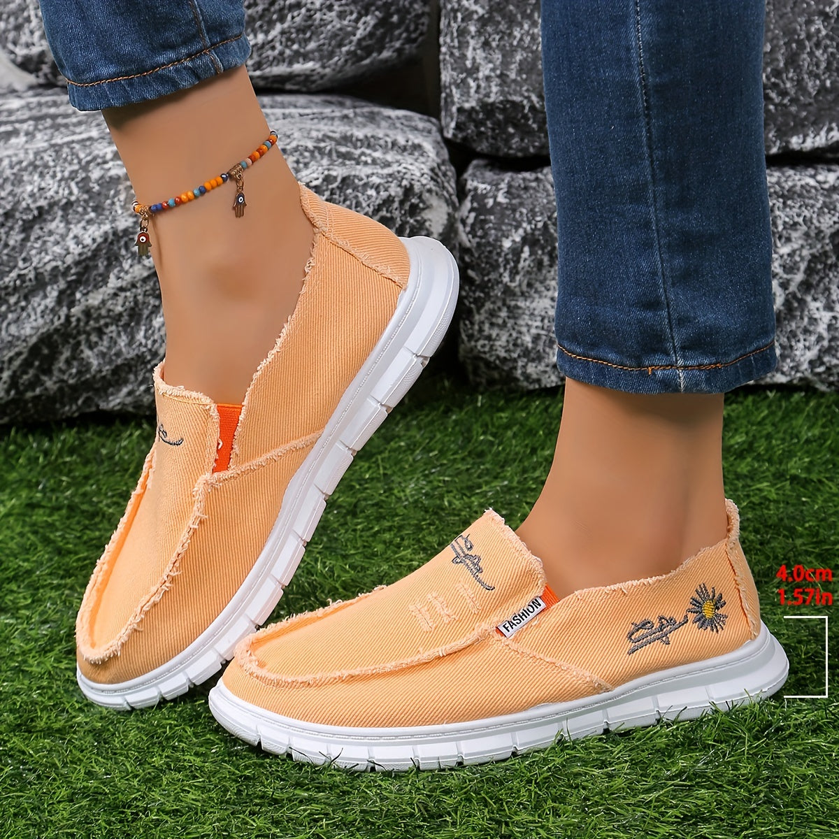 Letnie loafersy damskie - jeansowe loafersy z haftem w stokrotki