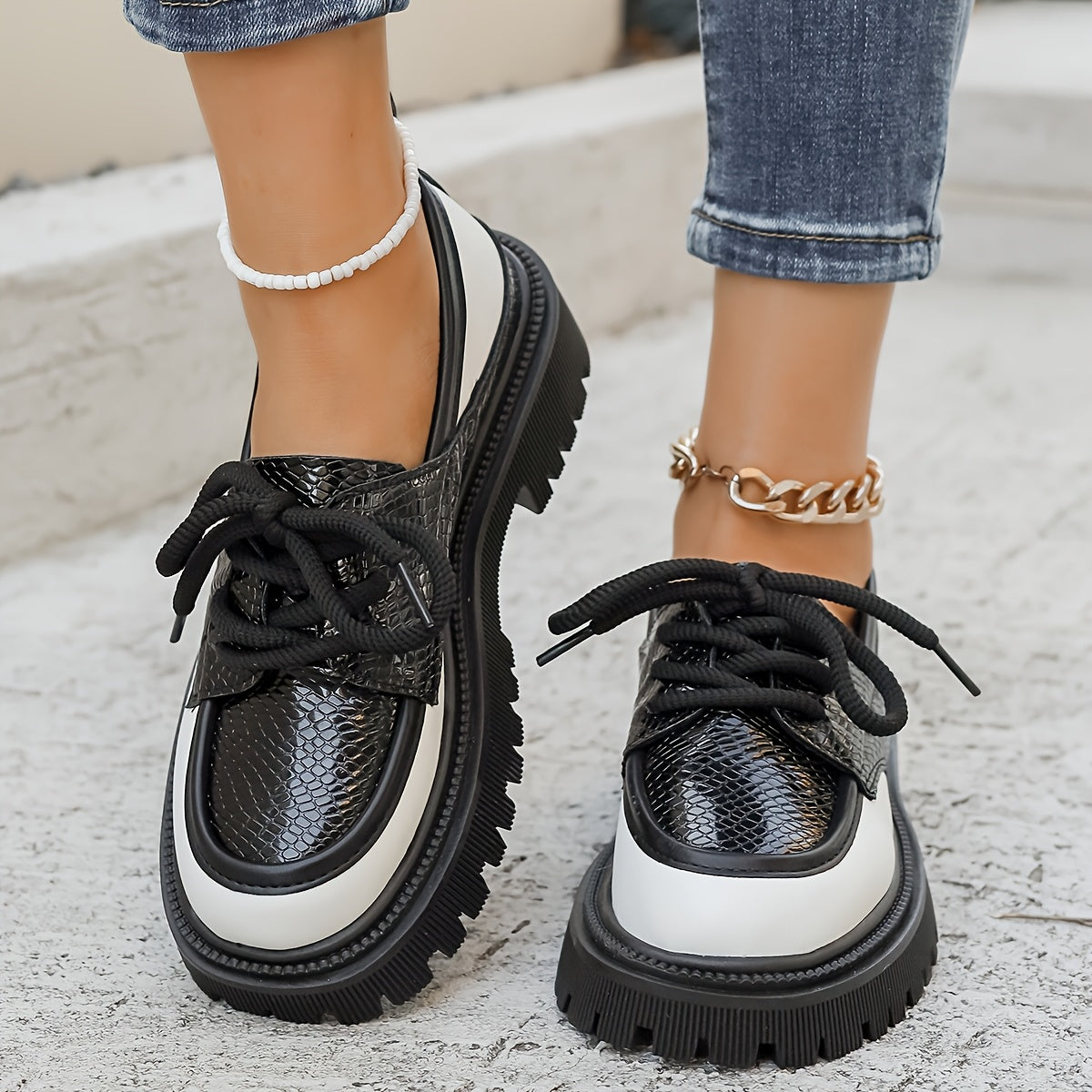 Letnie loafersy damskie - Wygodne loafersy na platformie z wężowym wzorem