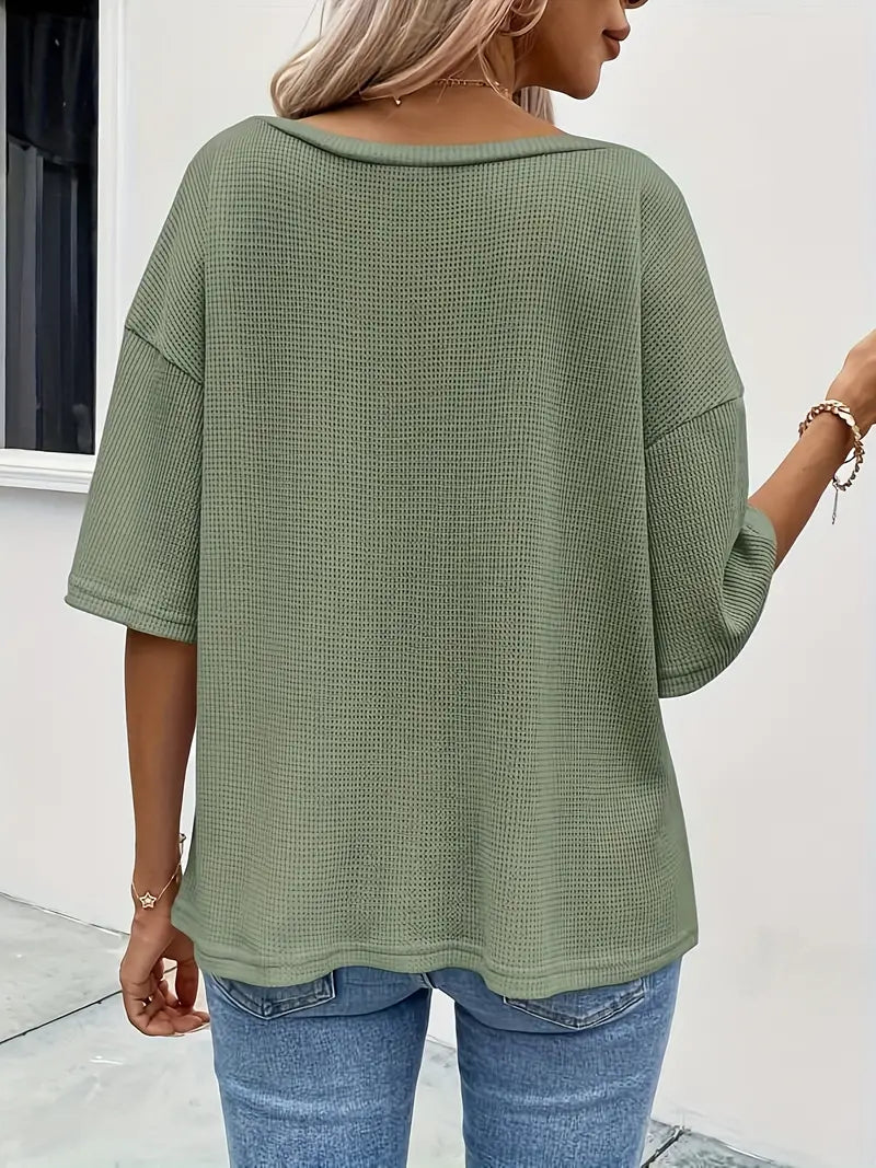 Casualowy T-shirt z opuszczonymi ramionami i dekoltem w kształcie litery V