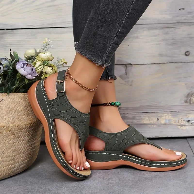 Damskie sandały na koturnie z paskiem na kostce - otwarte buty retro