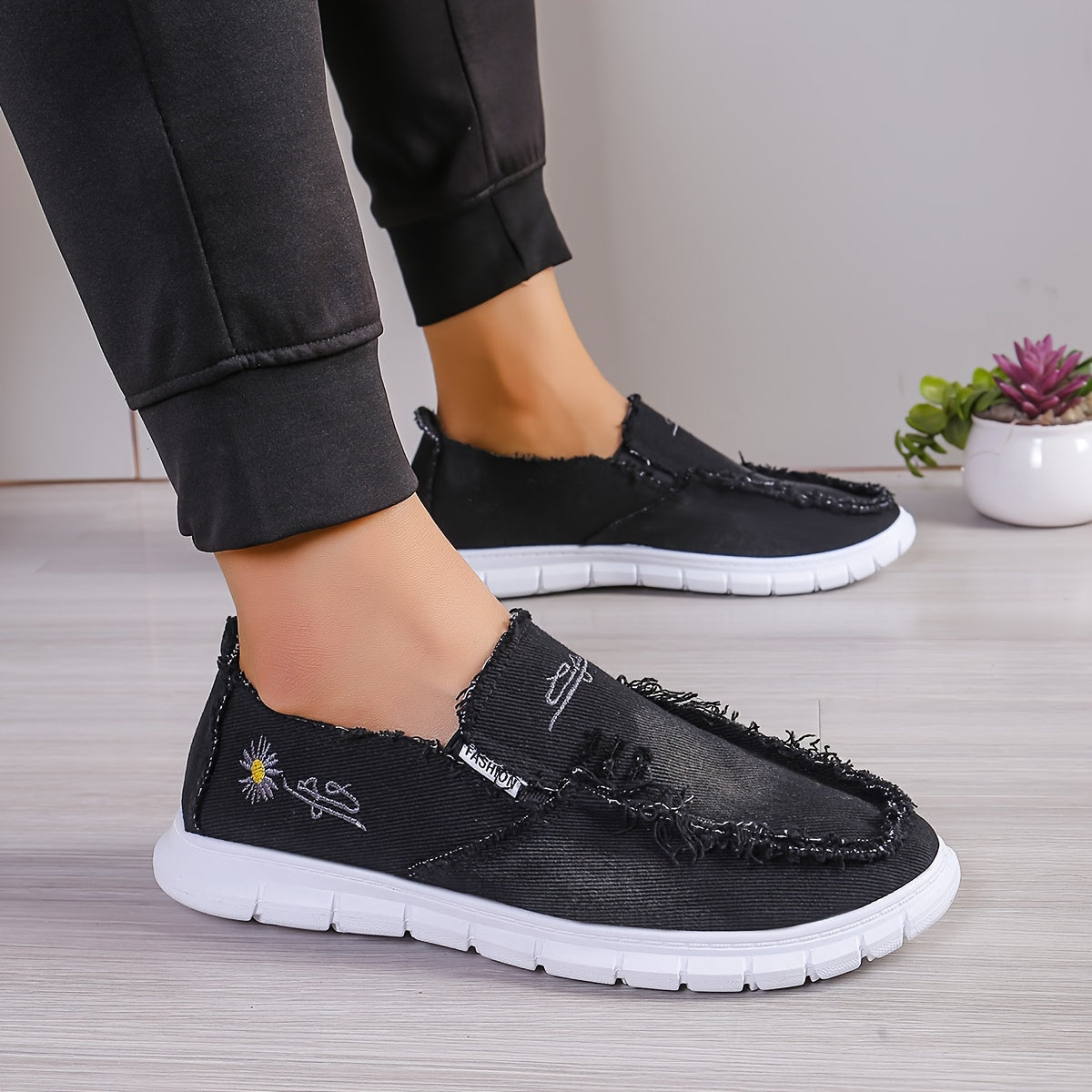 Letnie loafersy damskie - jeansowe loafersy z haftem w stokrotki