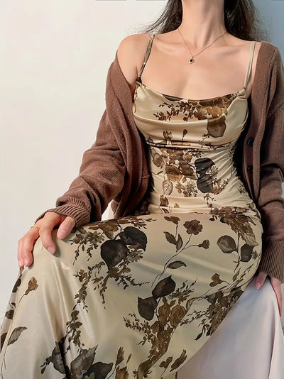 Sukienka bodycon z kwiatowym wykończeniem - Brązowa letnia sukienka z ramiączkami spaghetti