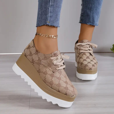 Buty w geometryczne wzory na koturnie
