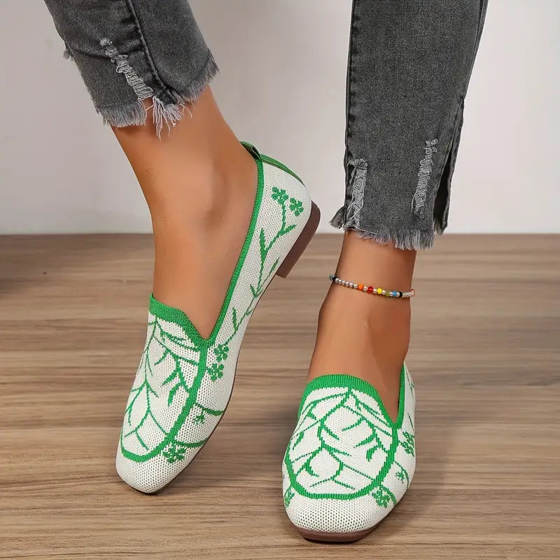Płaskie buty wsuwane z dzianiny z kwiatowym wzorem